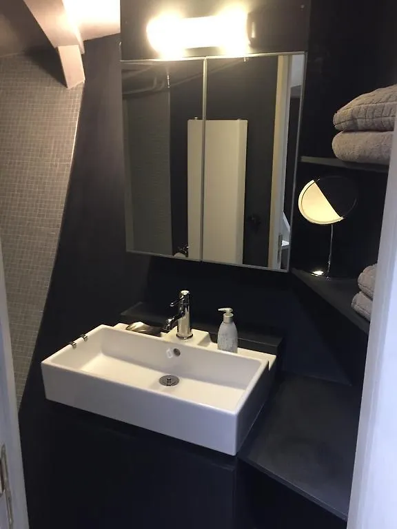Apartment Ferienwohnung Horus Hausboot Hamburg